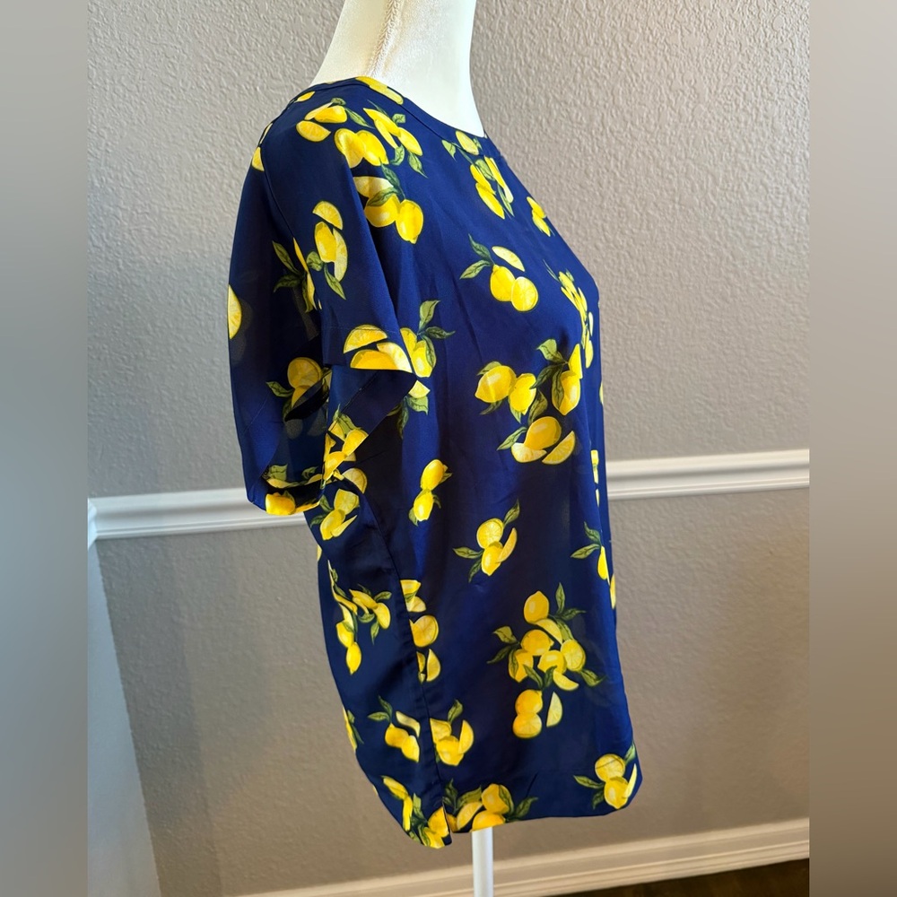 Banana Republic Lemon Print Perfect Tee Size M Navy Short Sleeve Flowy Office - Picture 3 of 9
